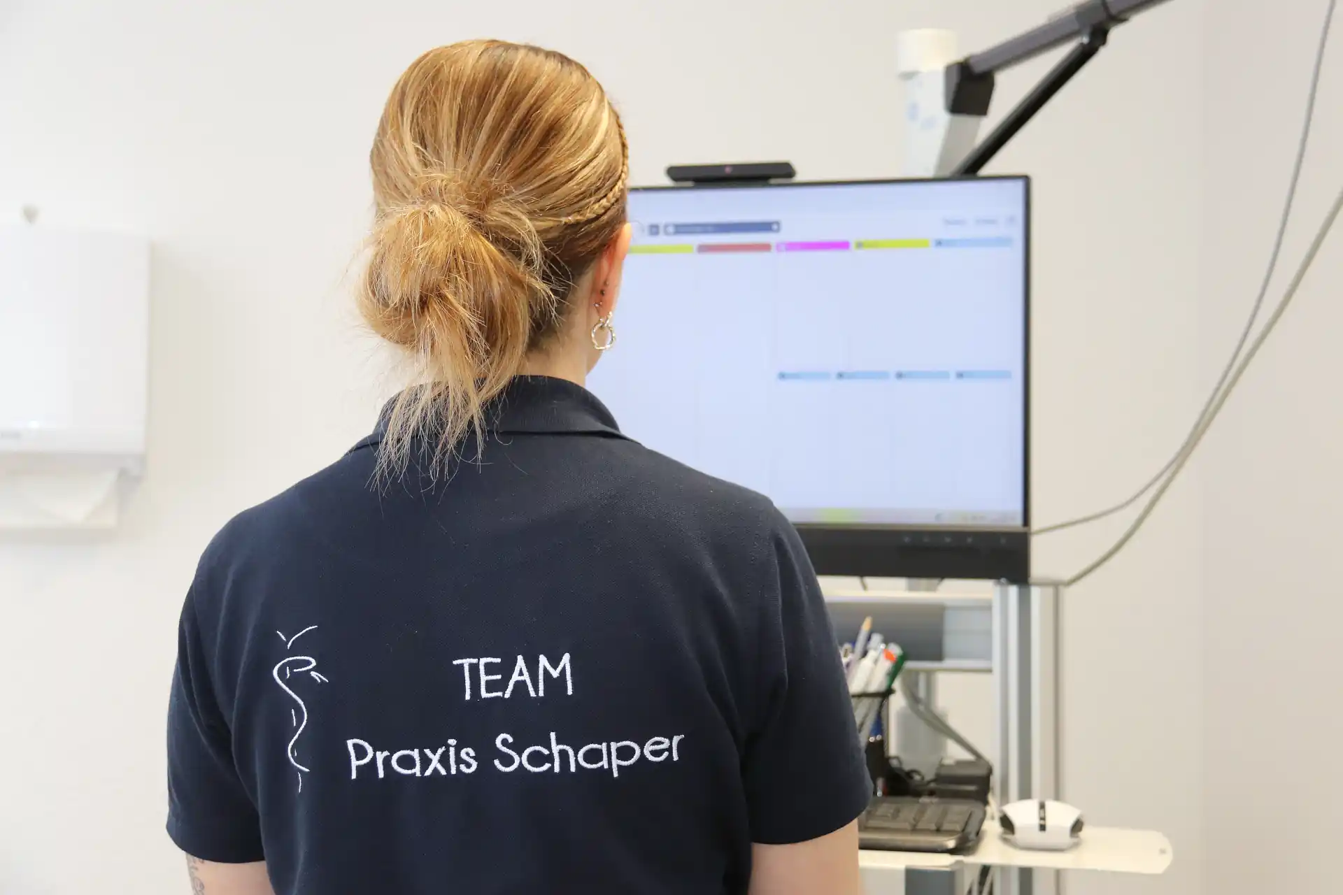 Mitarbeiterin bei der digitalen Praxisorganisation